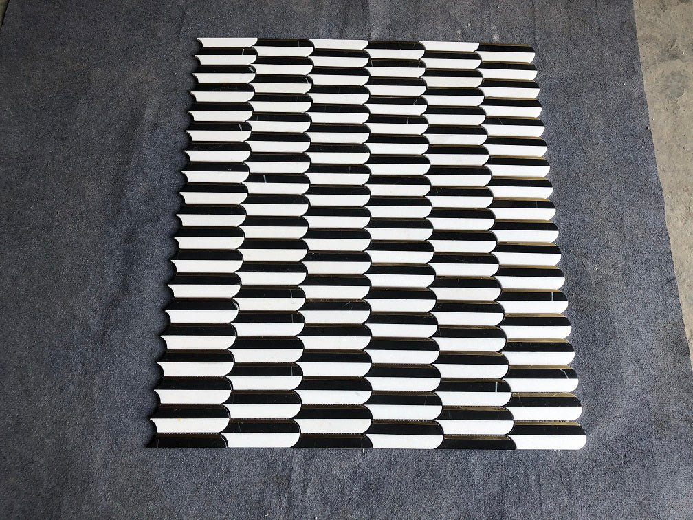 Mosaico de mármol ovalado Thassos, Nero Marquina y latón pulido de 25 x 30 cm y 0,9 cm de grosor con chorro de agua