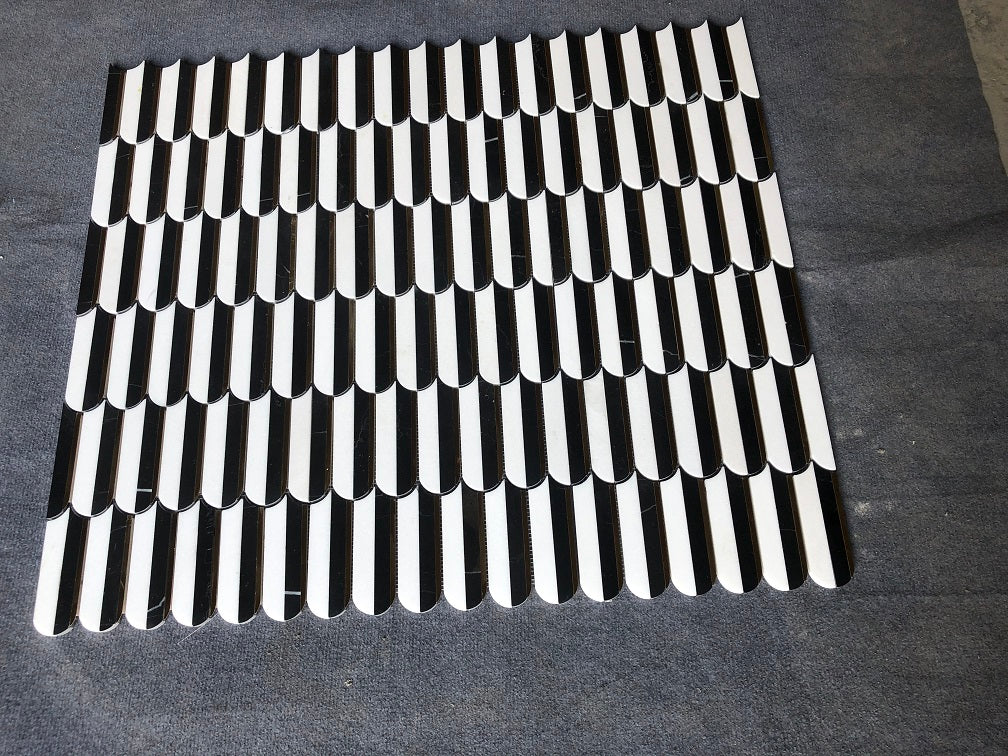 Mosaico de mármol ovalado Thassos, Nero Marquina y latón pulido de 25 x 30 cm y 0,9 cm de grosor con chorro de agua