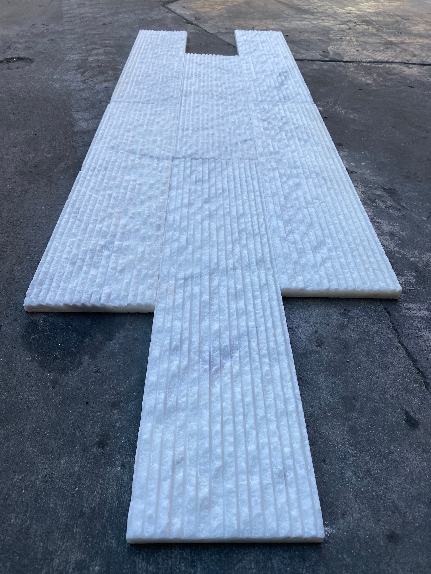 Panel de mármol blanco Afyon con listones de 6" x 24" y 5/8" de inclinación