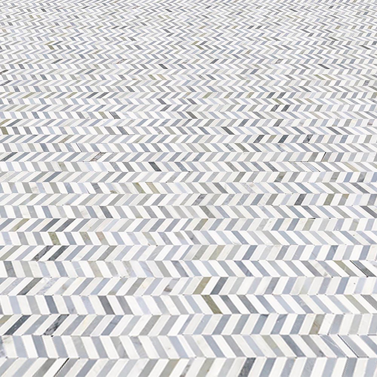 Mosaico de mármol Bardiglio & Oriental Mini Chevron pulido con chorro de agua de 30,5 x 30,5 cm y 0,95 cm