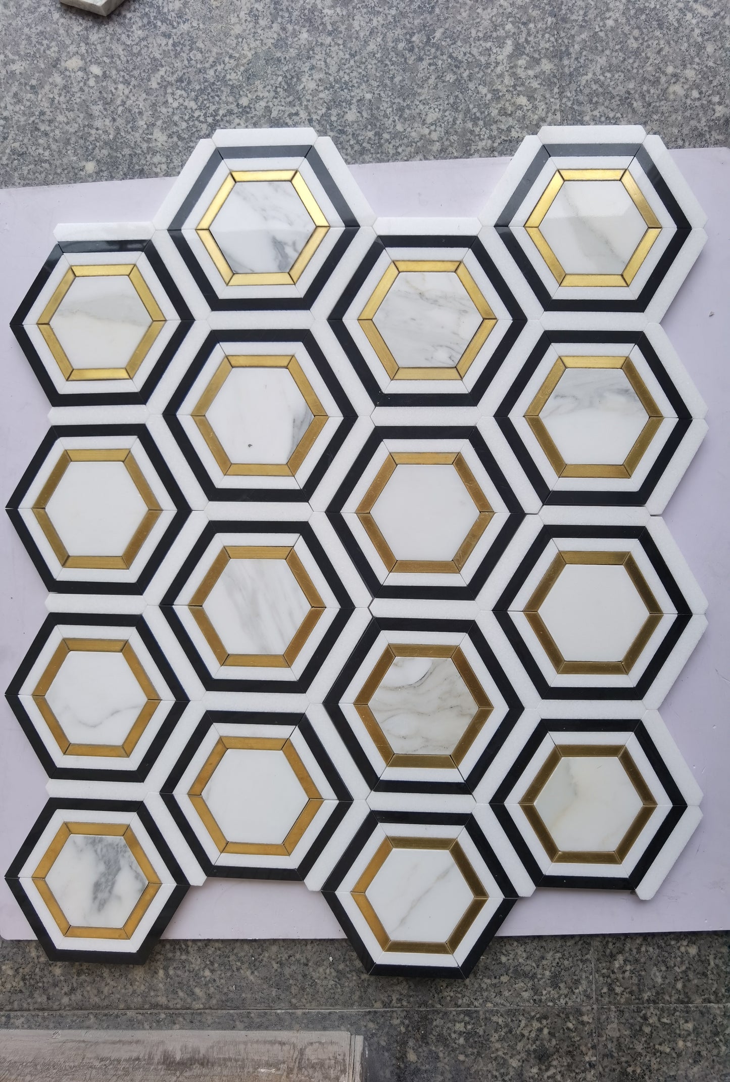 Mosaico de Calacatta hexagonal con mármol Thassos, negro y latón pulido de 7,6 x 7,6 cm y 0,9 cm con chorro de agua