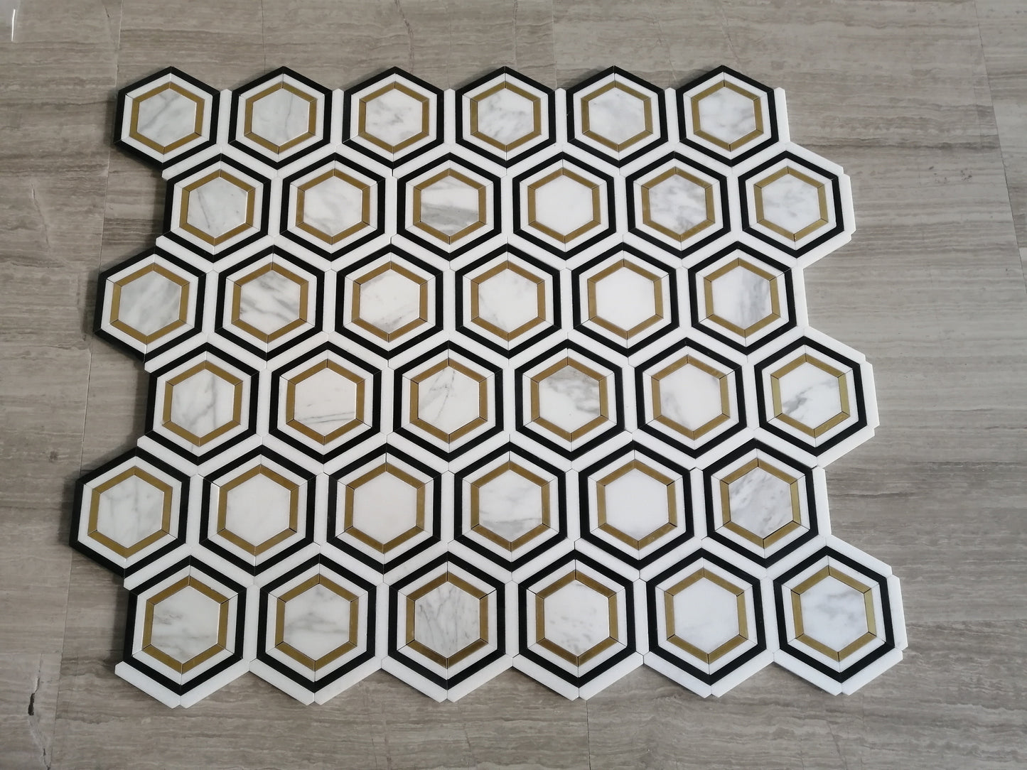 Mosaico de Calacatta hexagonal con mármol Thassos, negro y latón pulido de 7,6 x 7,6 cm y 0,9 cm con chorro de agua