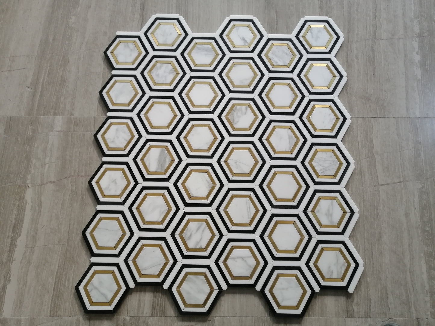 Mosaico de Calacatta hexagonal con mármol Thassos, negro y latón pulido de 7,6 x 7,6 cm y 0,9 cm con chorro de agua