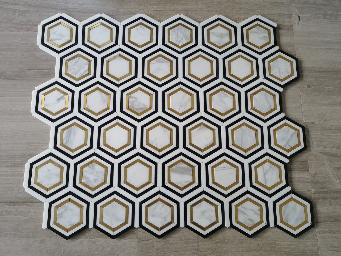 Mosaico de Calacatta hexagonal con mármol Thassos, negro y latón pulido de 7,6 x 7,6 cm y 0,9 cm con chorro de agua