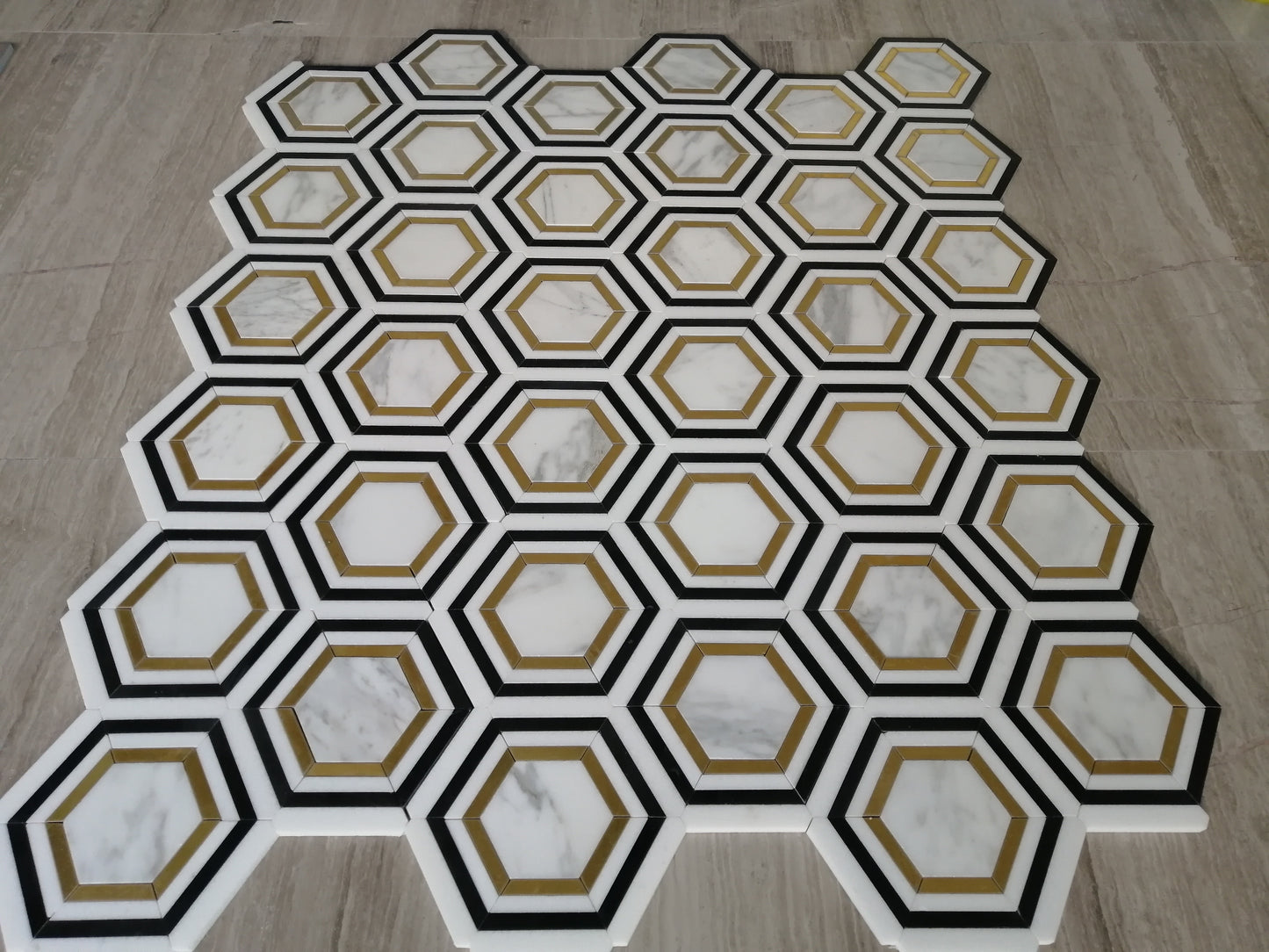 Mosaico de Calacatta hexagonal con mármol Thassos, negro y latón pulido de 7,6 x 7,6 cm y 0,9 cm con chorro de agua