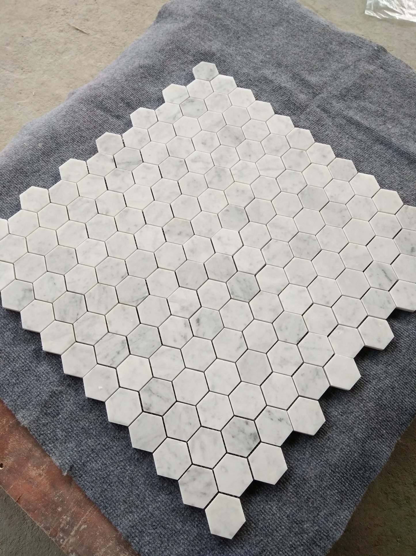 Azulejo de pared con mosaico hexagonal italiano Carrara de 2" para salpicadero