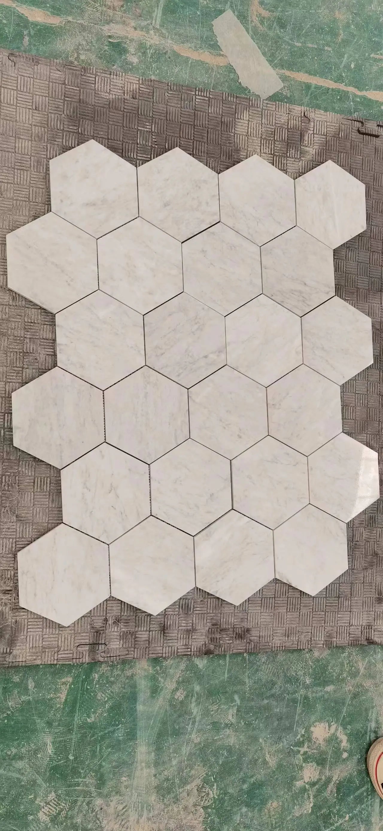 Azulejo de pared y salpicadero de mosaico hexagonal italiano Carrara de 6"