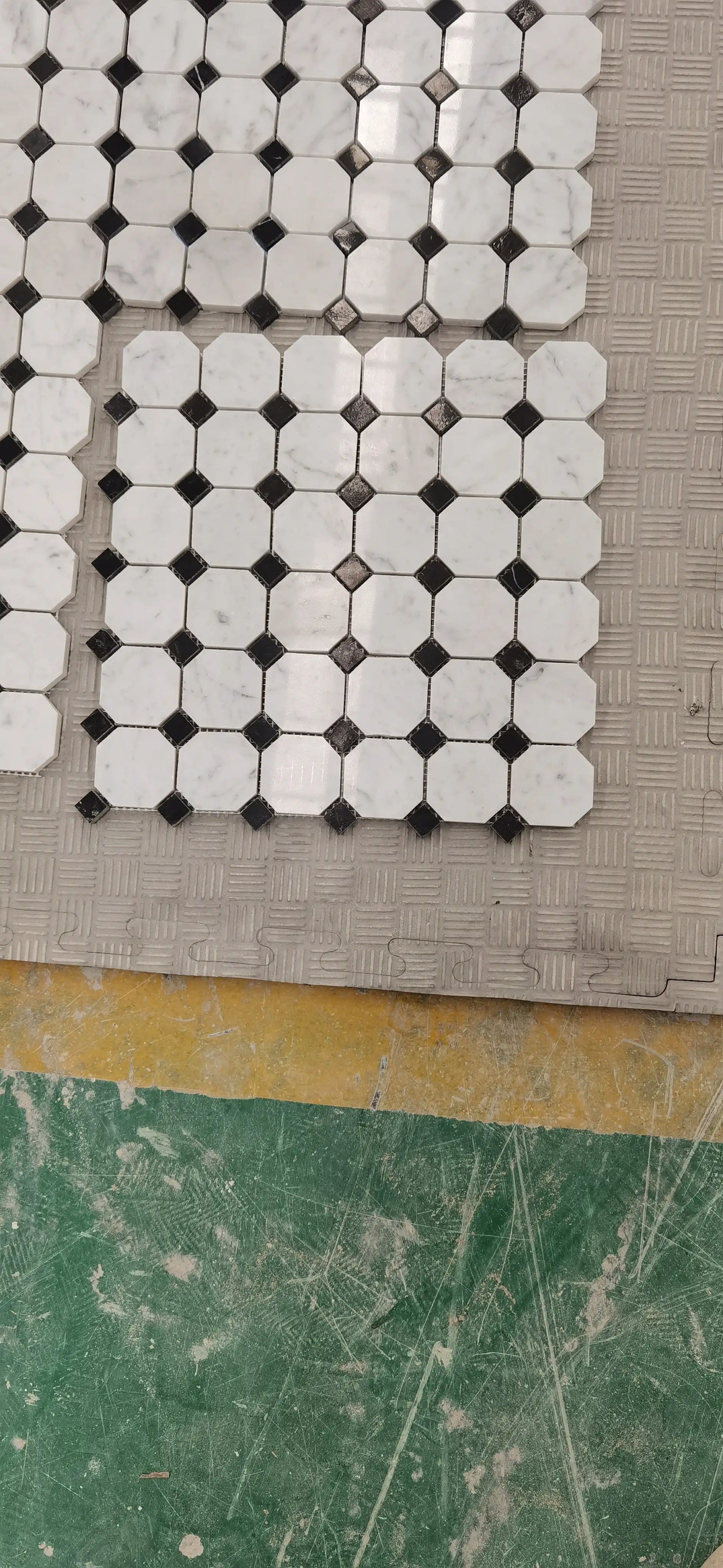 Mosaico octogonal italiano Carrara con puntos negros para salpicadero y pared