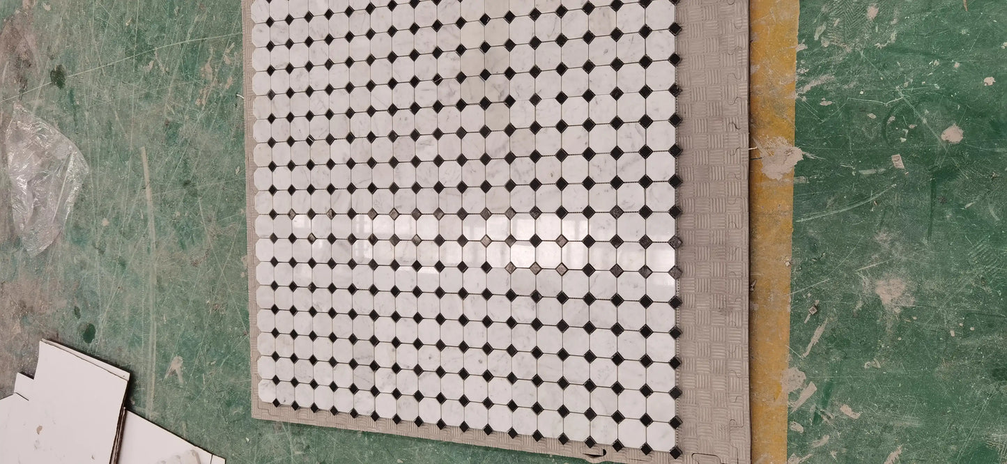 Mosaico octogonal italiano Carrara con puntos negros para salpicadero y pared