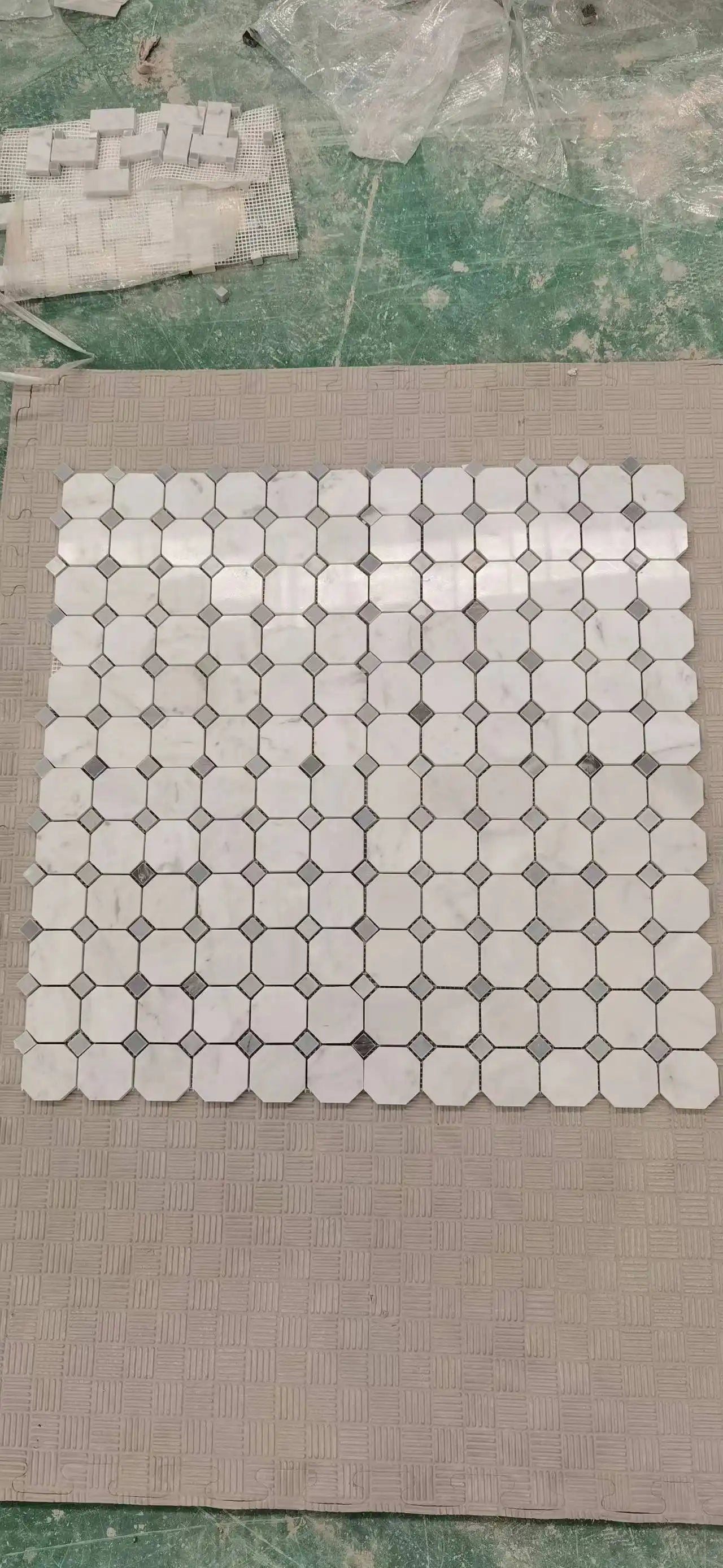 Mosaico octogonal italiano Carrara con puntos azules y grises para salpicadero y pared