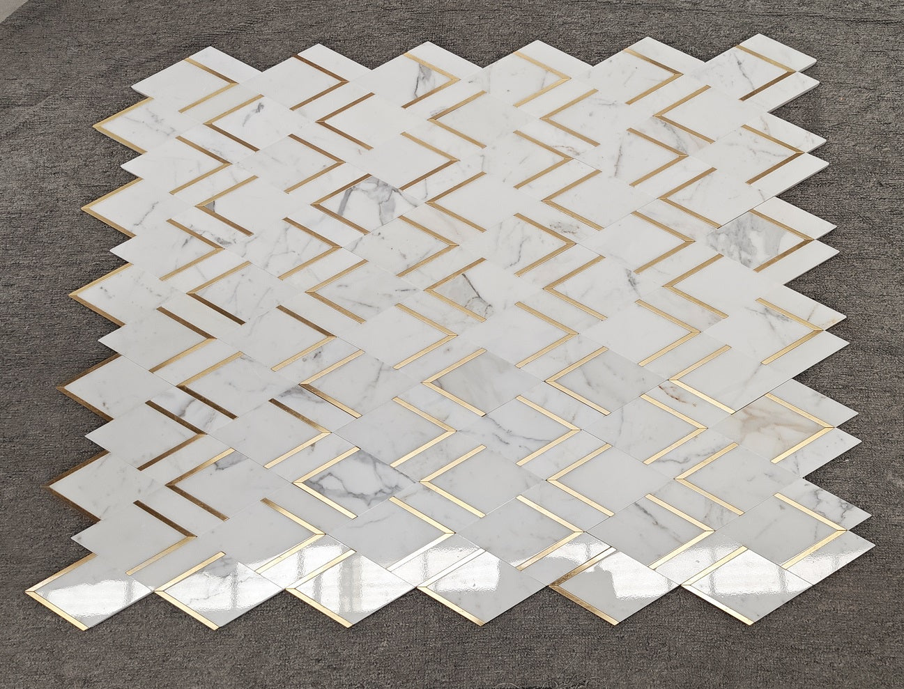 Mosaico de mármol con punta de flecha de Statuario y latón pulido de 10" x 12" y chorro de agua de 3/8"