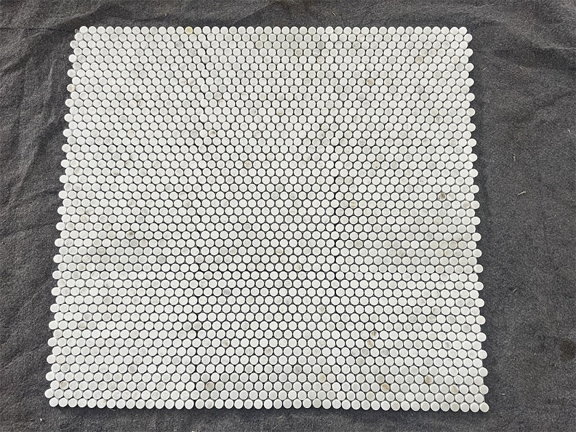 Glorioso mosaico de mármol blanco pulido de 3/4" x 3/4" y 3/8" de forma redonda.