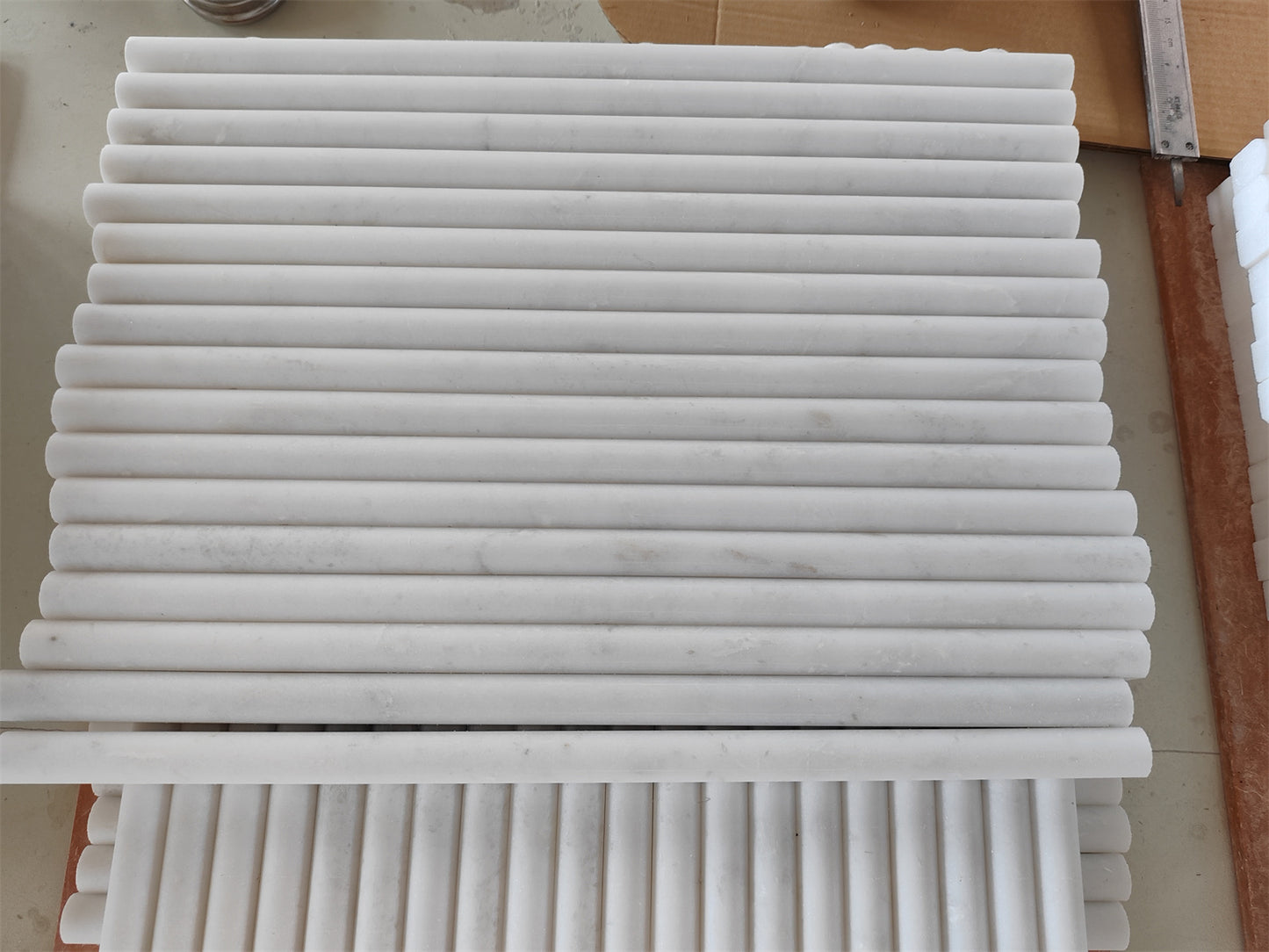 Moldura de mármol blanco glorioso, pulida, 1/2" x 12", delineador de lápiz de 3/8"