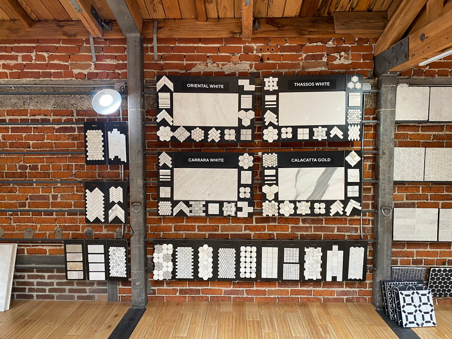 Exhibidores de paneles MM (tableros de 24" x 36" y 8" x 16")