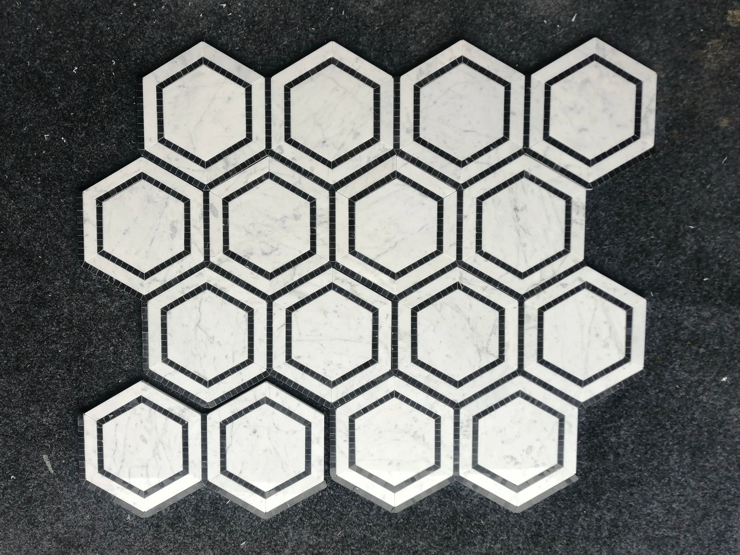 Combinación hexagonal italiana de Carrara con salpicadero de mosaico negro y azulejo de pared de 5"