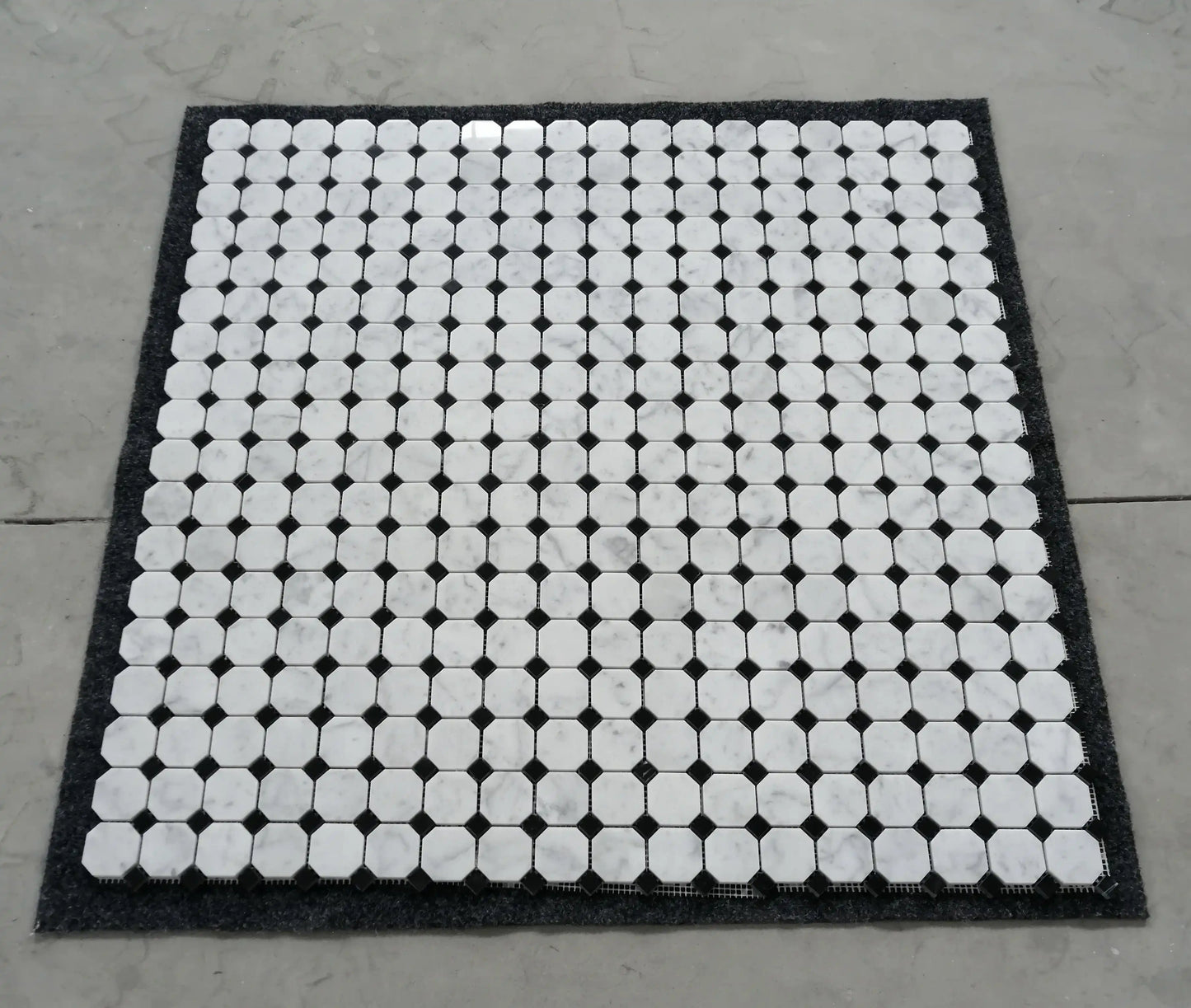 Mosaico octogonal italiano Carrara con puntos negros para salpicadero y pared