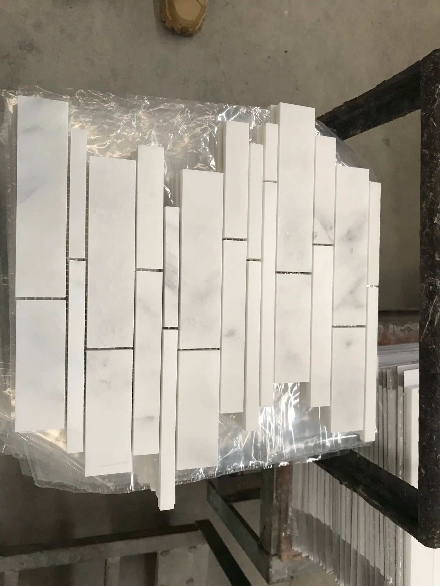 Oriental White Manhattan Random Strip Mosaic Tile