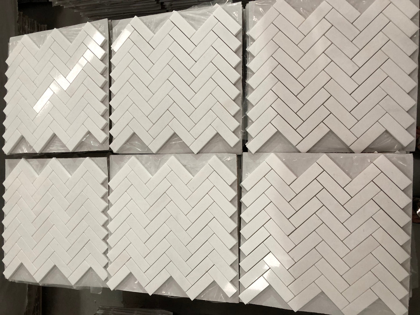 Mosaico de mármol blanco Thassos de 2,5 x 7,6 cm con diseño en espiga para salpicadero