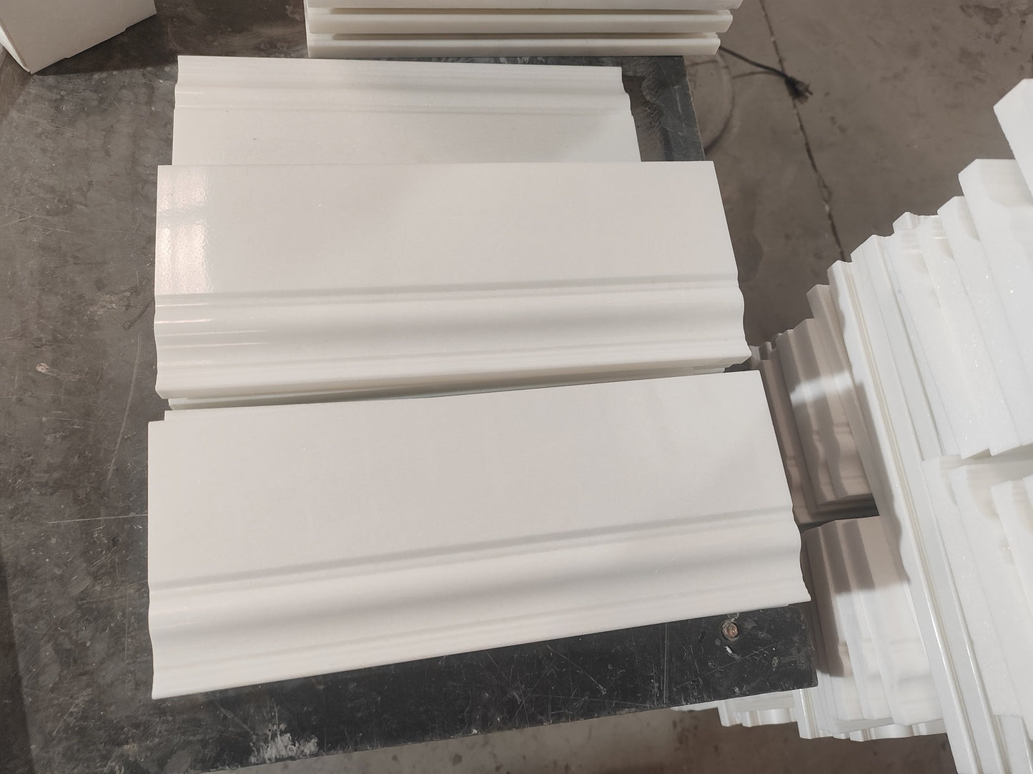 Azulejo de zócalo Thassos blanco de 4 3/4" x 12"