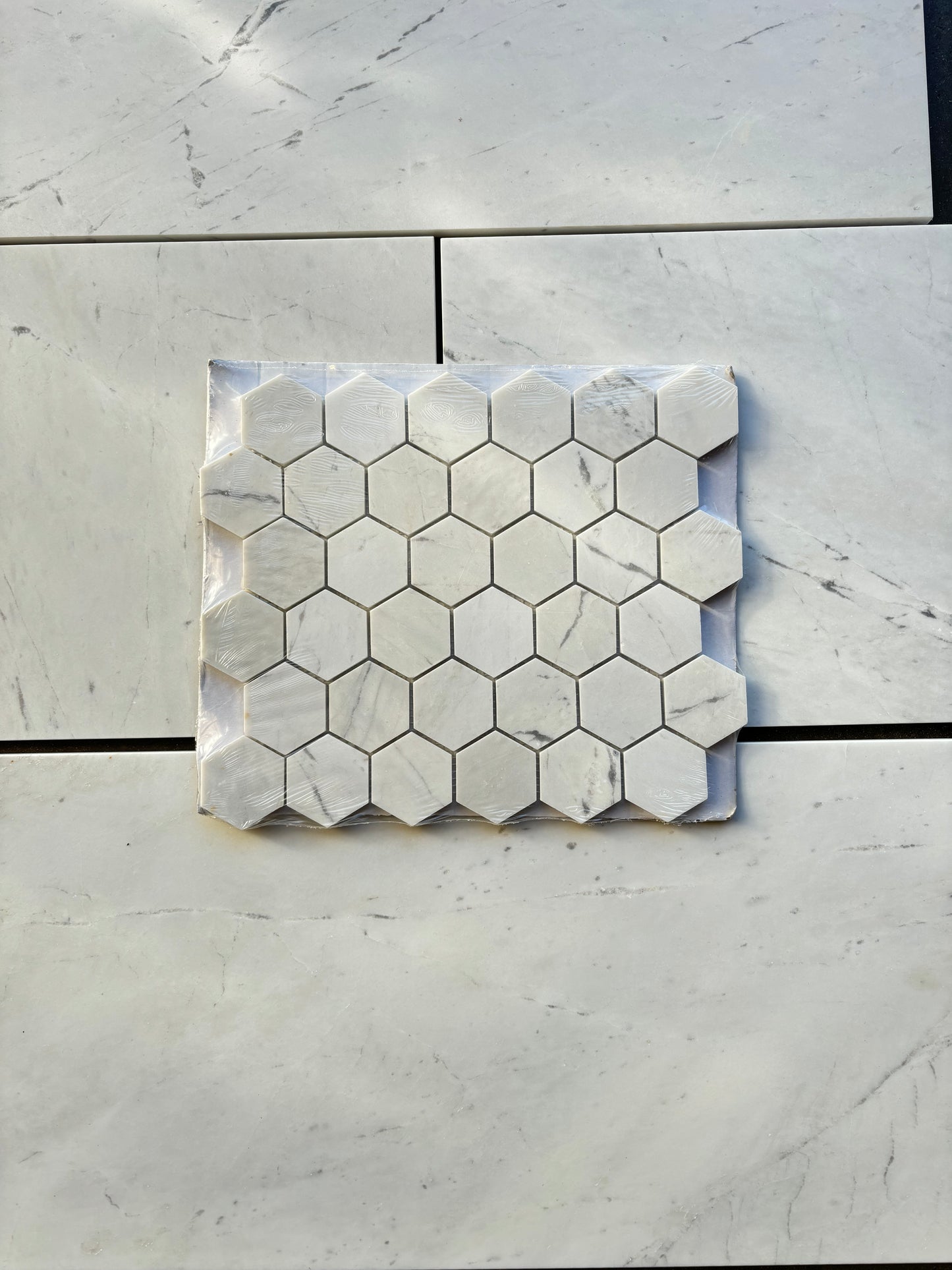 Mosaico de mármol blanco Valentino pulido de 2" x 2" y 3/8" hexagonal
