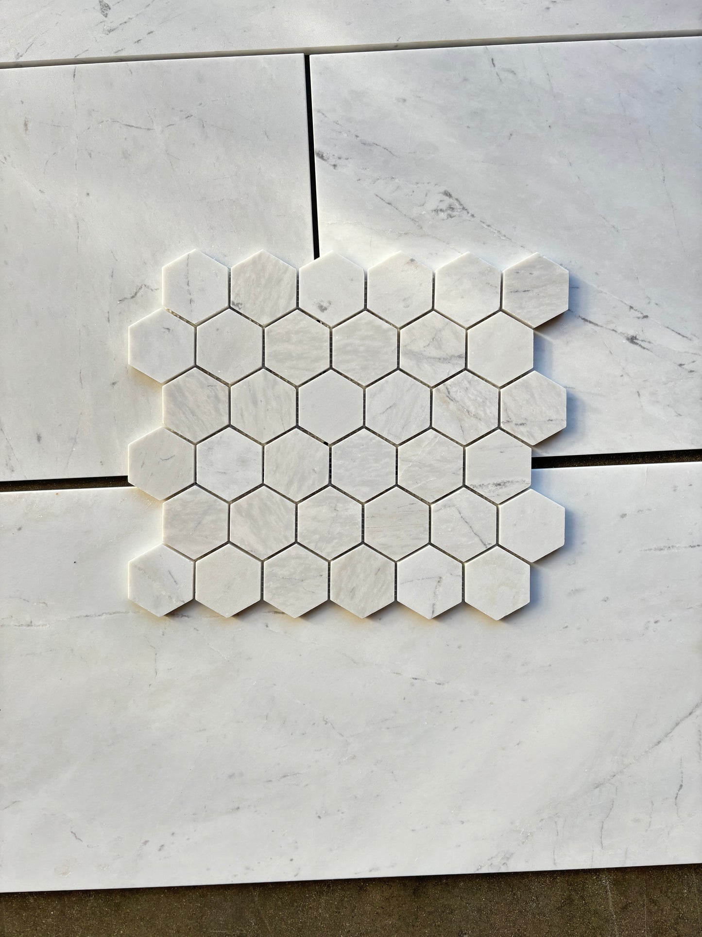 Mosaico de mármol blanco Valentino pulido de 2" x 2" y 3/8" hexagonal