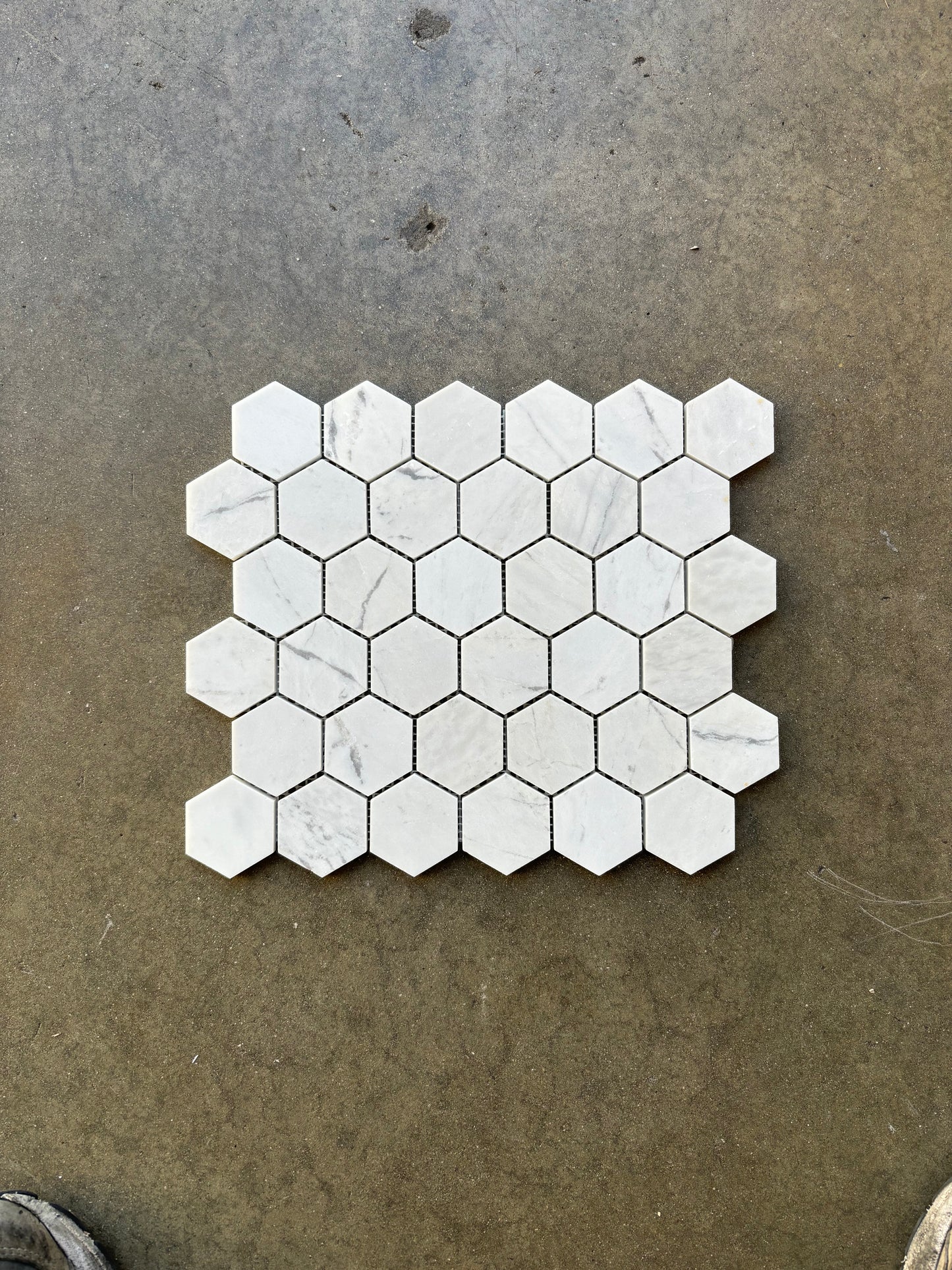 Mosaico de mármol blanco Valentino pulido de 2" x 2" y 3/8" hexagonal