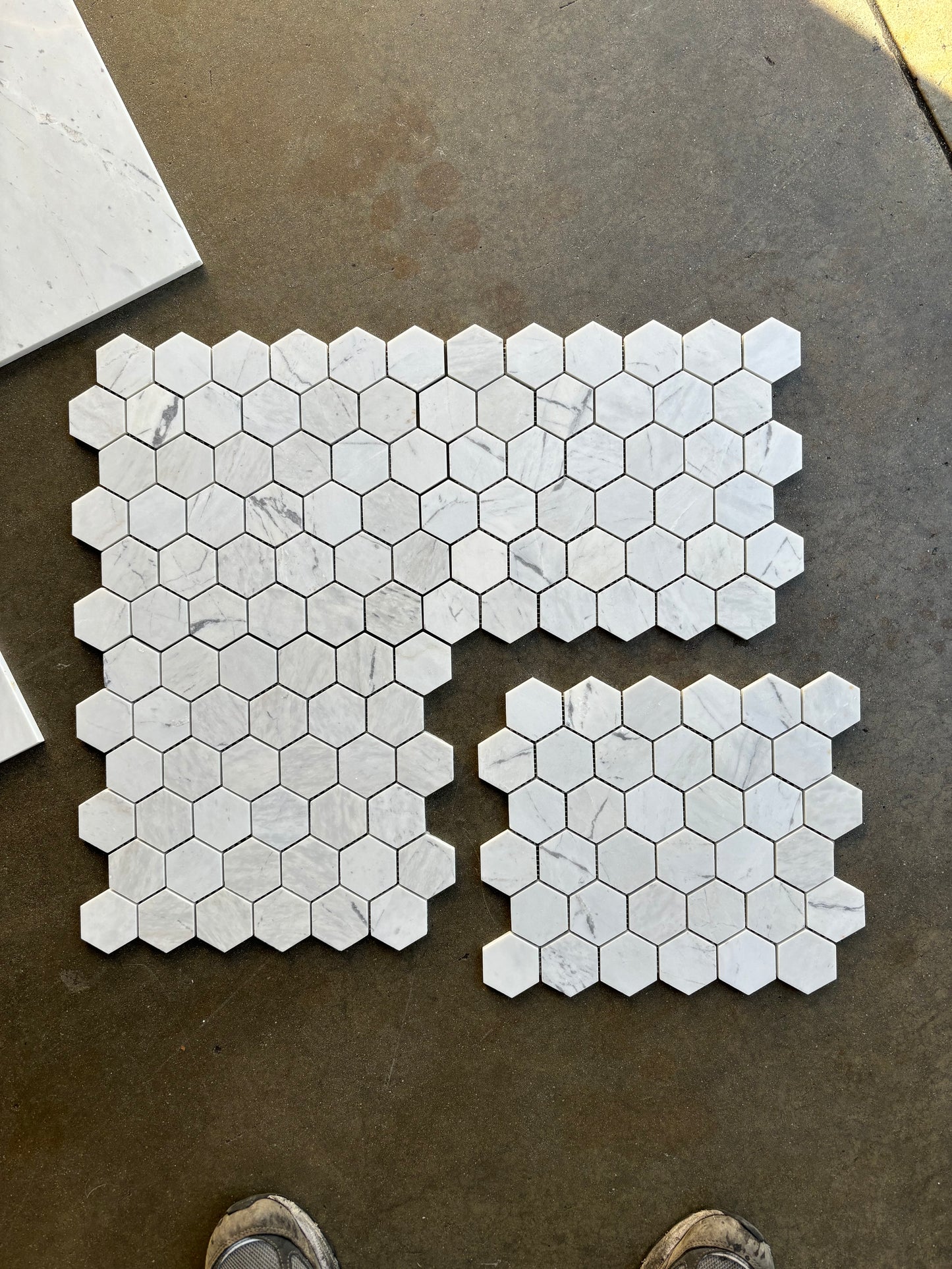 Mosaico de mármol blanco Valentino pulido de 2" x 2" y 3/8" hexagonal