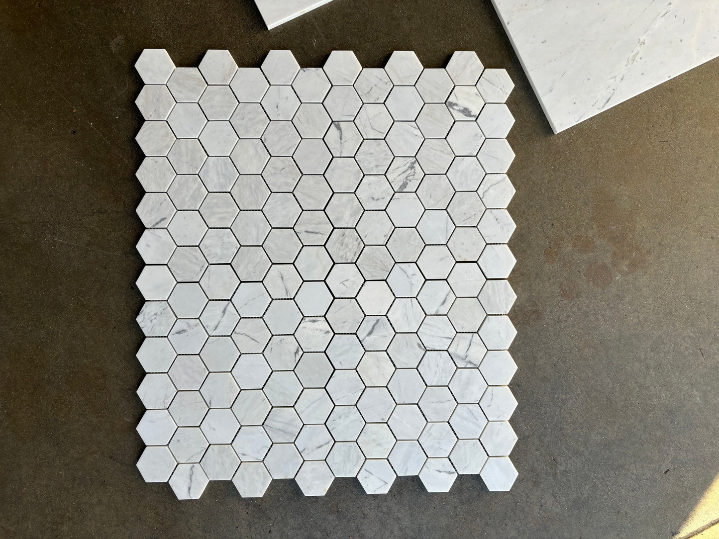 Mosaico de mármol blanco Valentino pulido de 2" x 2" y 3/8" hexagonal