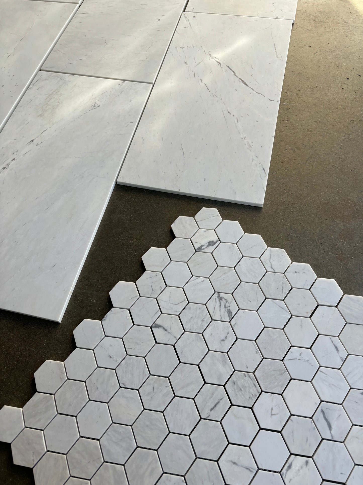 Mosaico de mármol blanco Valentino pulido de 2" x 2" y 3/8" hexagonal
