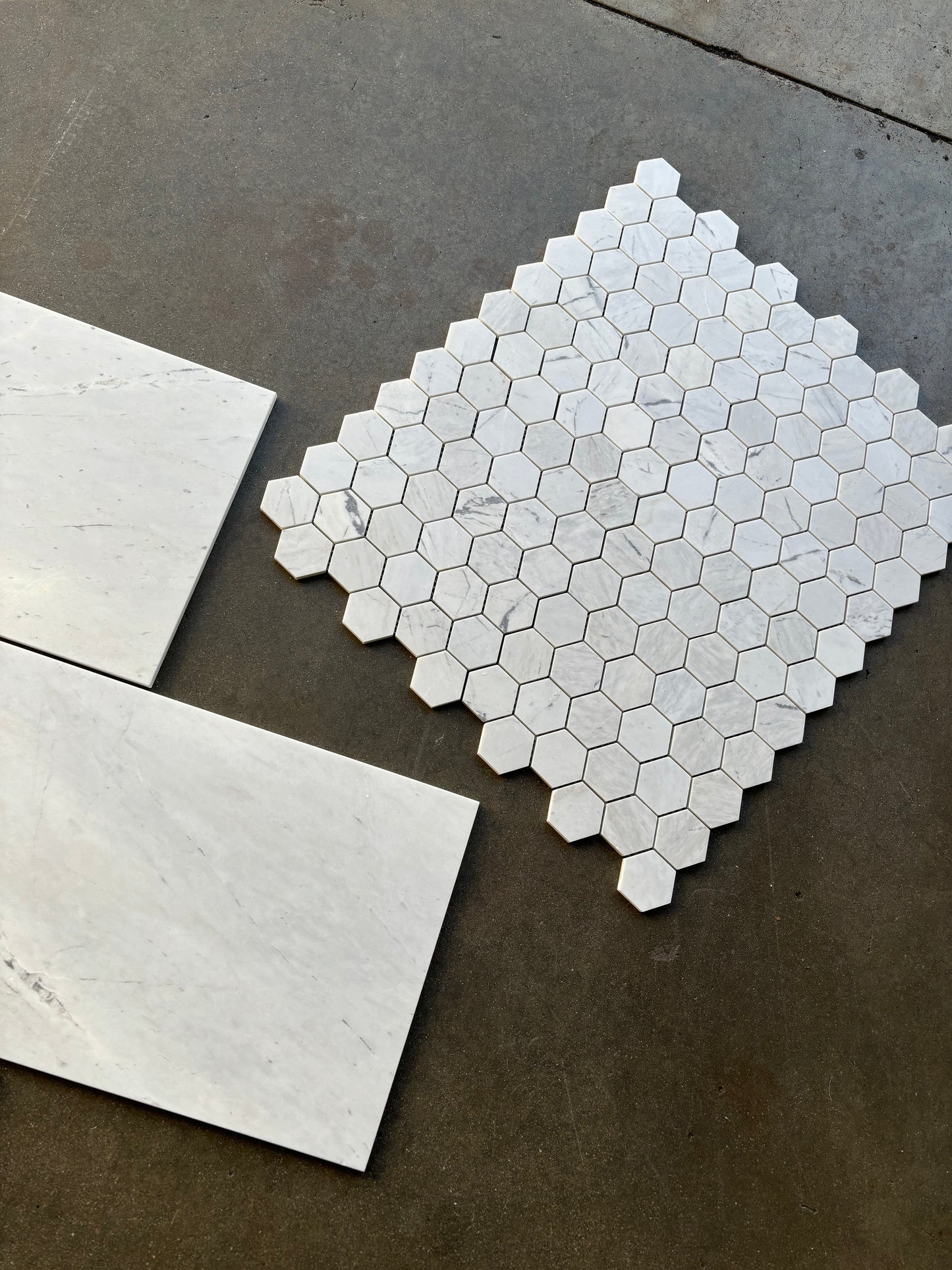 Mosaico de mármol blanco Valentino pulido de 2" x 2" y 3/8" hexagonal