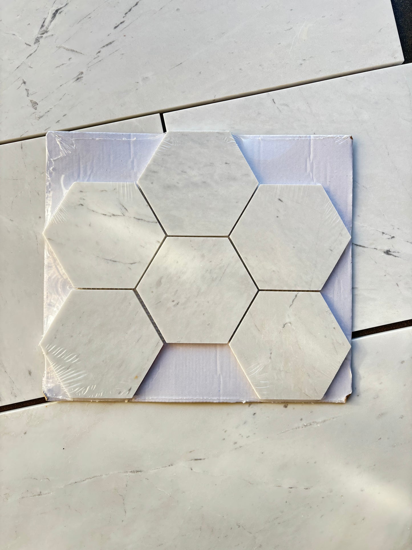 Mosaico de mármol blanco Valentino pulido de 5" x 5" y hexágono de 3/8"