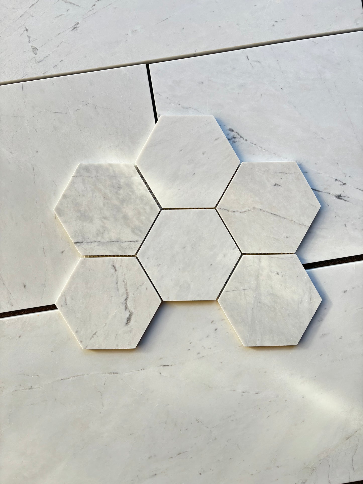 Mosaico de mármol blanco Valentino pulido de 5" x 5" y hexágono de 3/8"