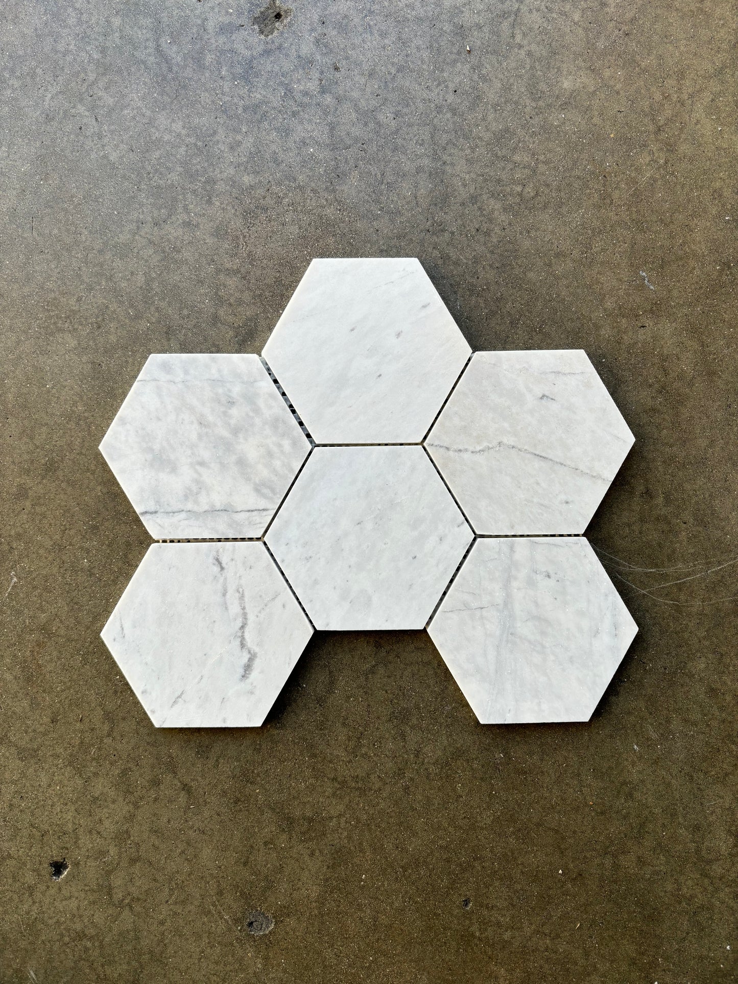 Mosaico de mármol blanco Valentino pulido de 5" x 5" y hexágono de 3/8"