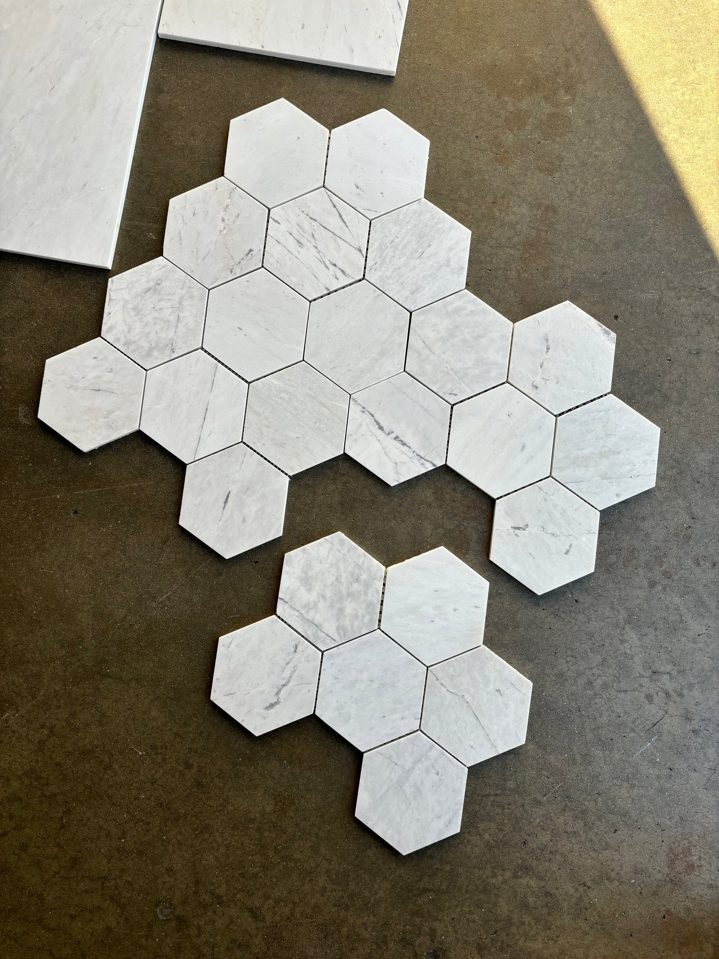 Mosaico de mármol blanco Valentino pulido de 5" x 5" y hexágono de 3/8"