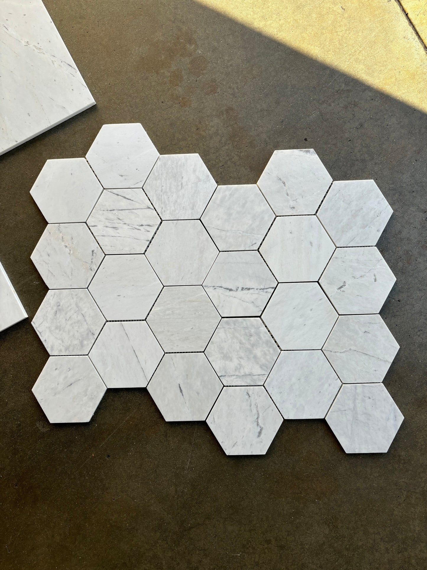 Mosaico de mármol blanco Valentino pulido de 5" x 5" y hexágono de 3/8"