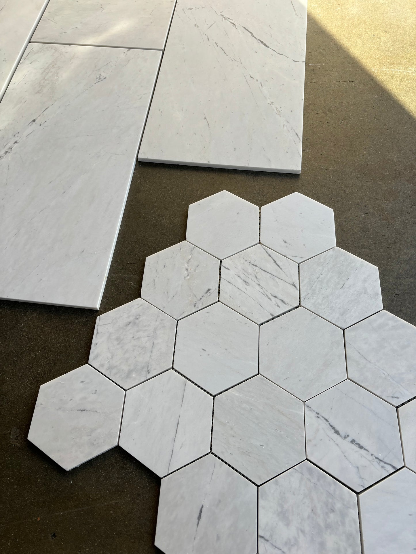 Mosaico de mármol blanco Valentino pulido de 5" x 5" y hexágono de 3/8"