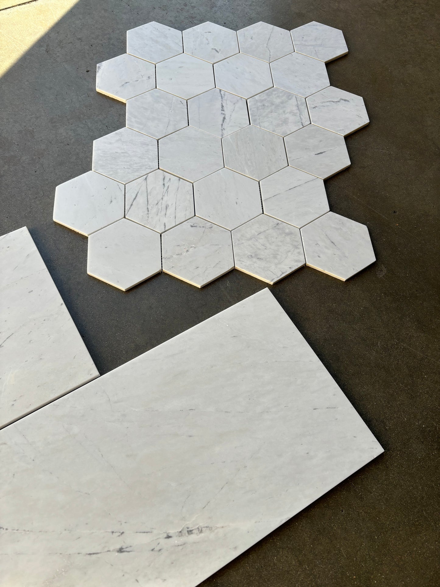 Mosaico de mármol blanco Valentino pulido de 5" x 5" y hexágono de 3/8"