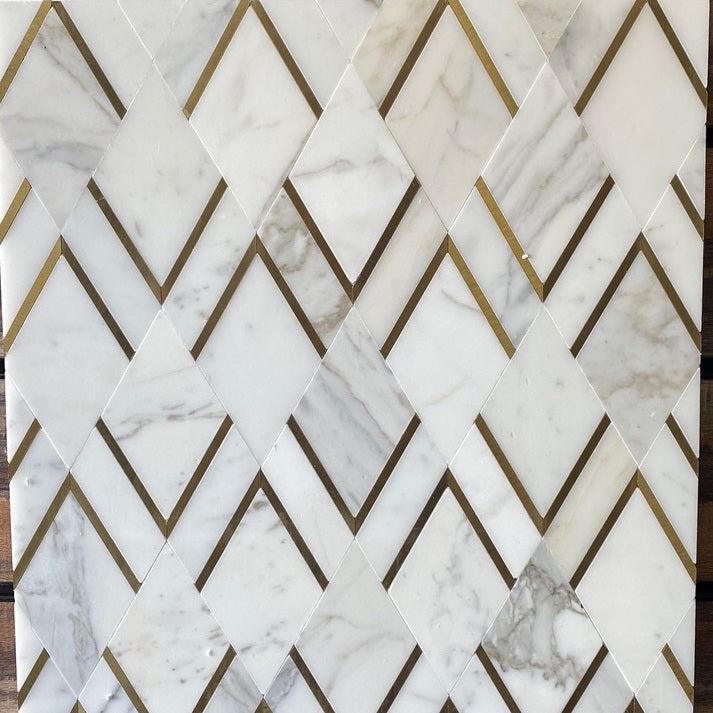 Mosaico de mármol con punta de flecha de Statuario y latón pulido de 10" x 12" y chorro de agua de 3/8"