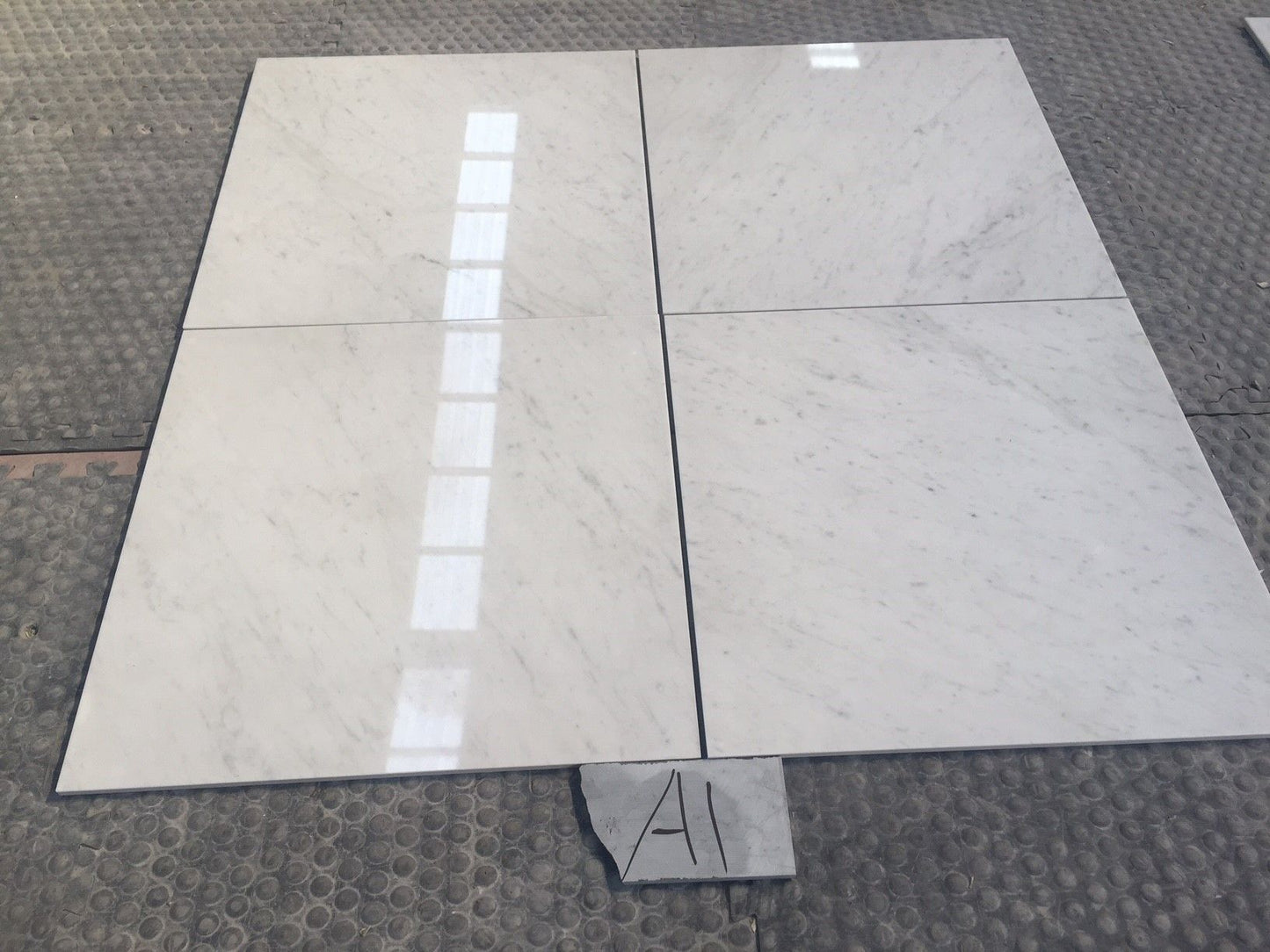 Azulejo blanco italiano Carrara para pared y suelo de 61 x 61 cm