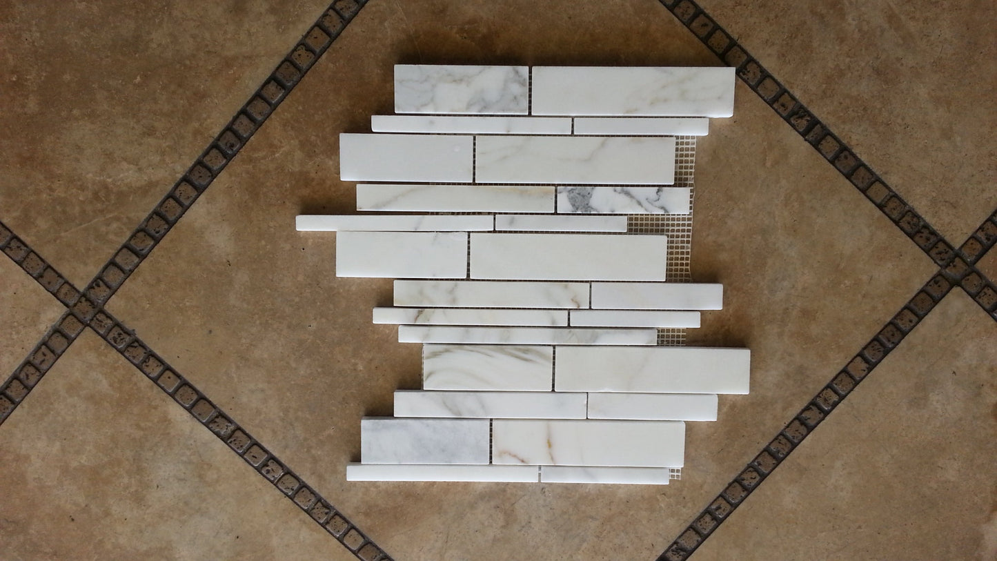 Azulejo de pared con salpicadero de mosaico de tiras aleatorias Calacatta Gold Manhattan