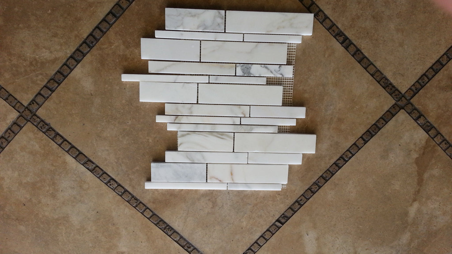Azulejo de pared con salpicadero de mosaico de tiras aleatorias Calacatta Gold Manhattan