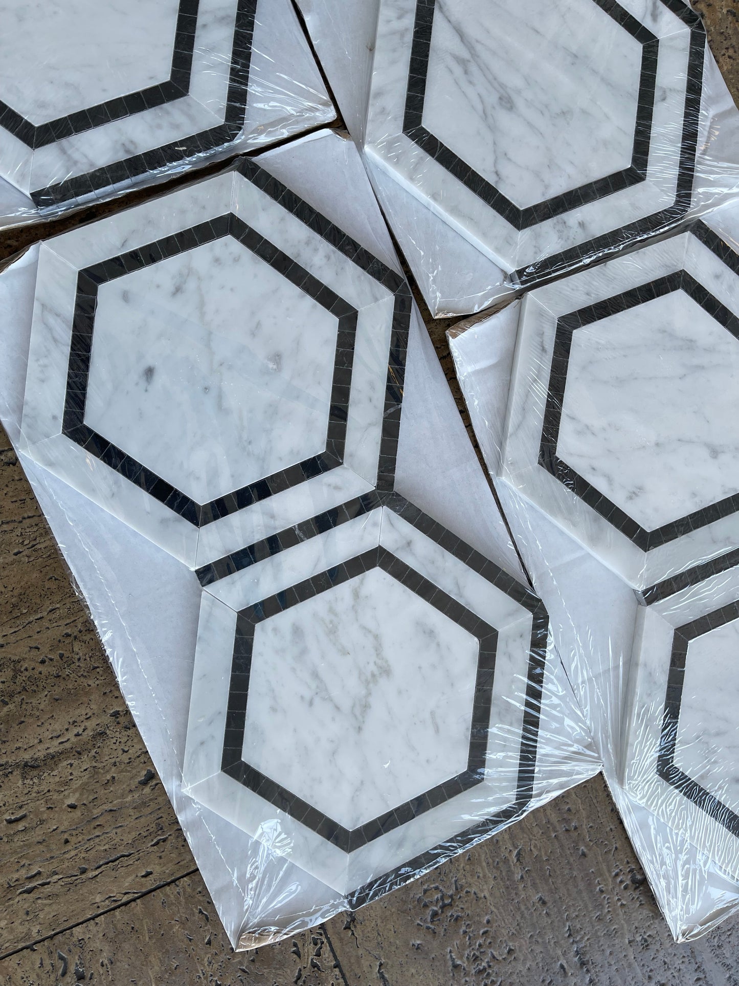 Combinación hexagonal italiana de Carrara con salpicadero de mosaico negro y azulejo de pared de 5"