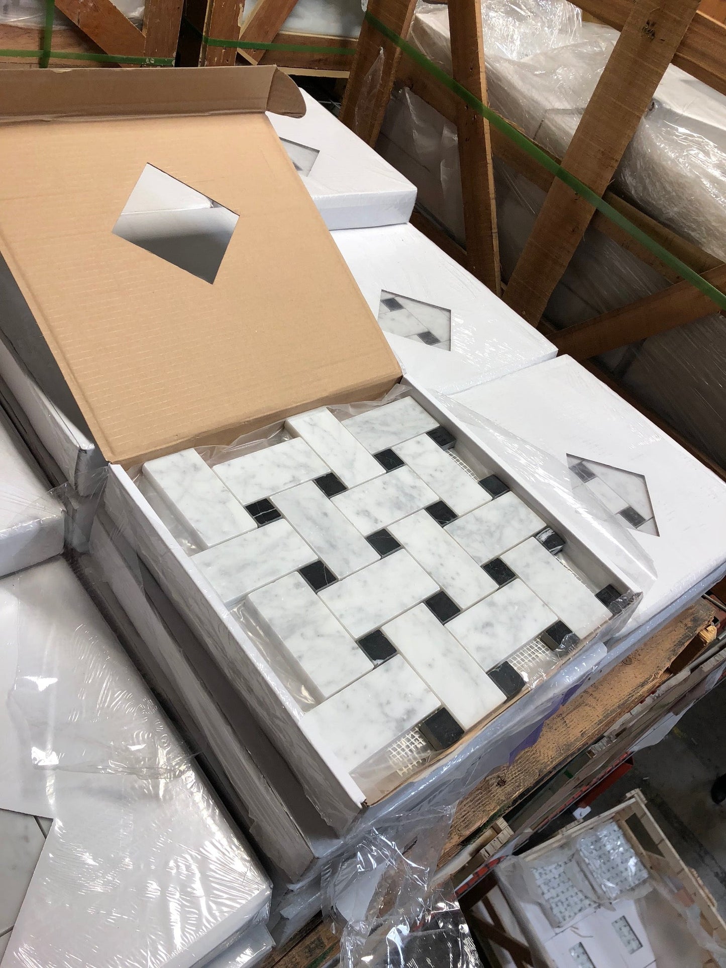 Mosaico de tejido italiano Carrara con puntos negros para salpicadero y pared (grande)