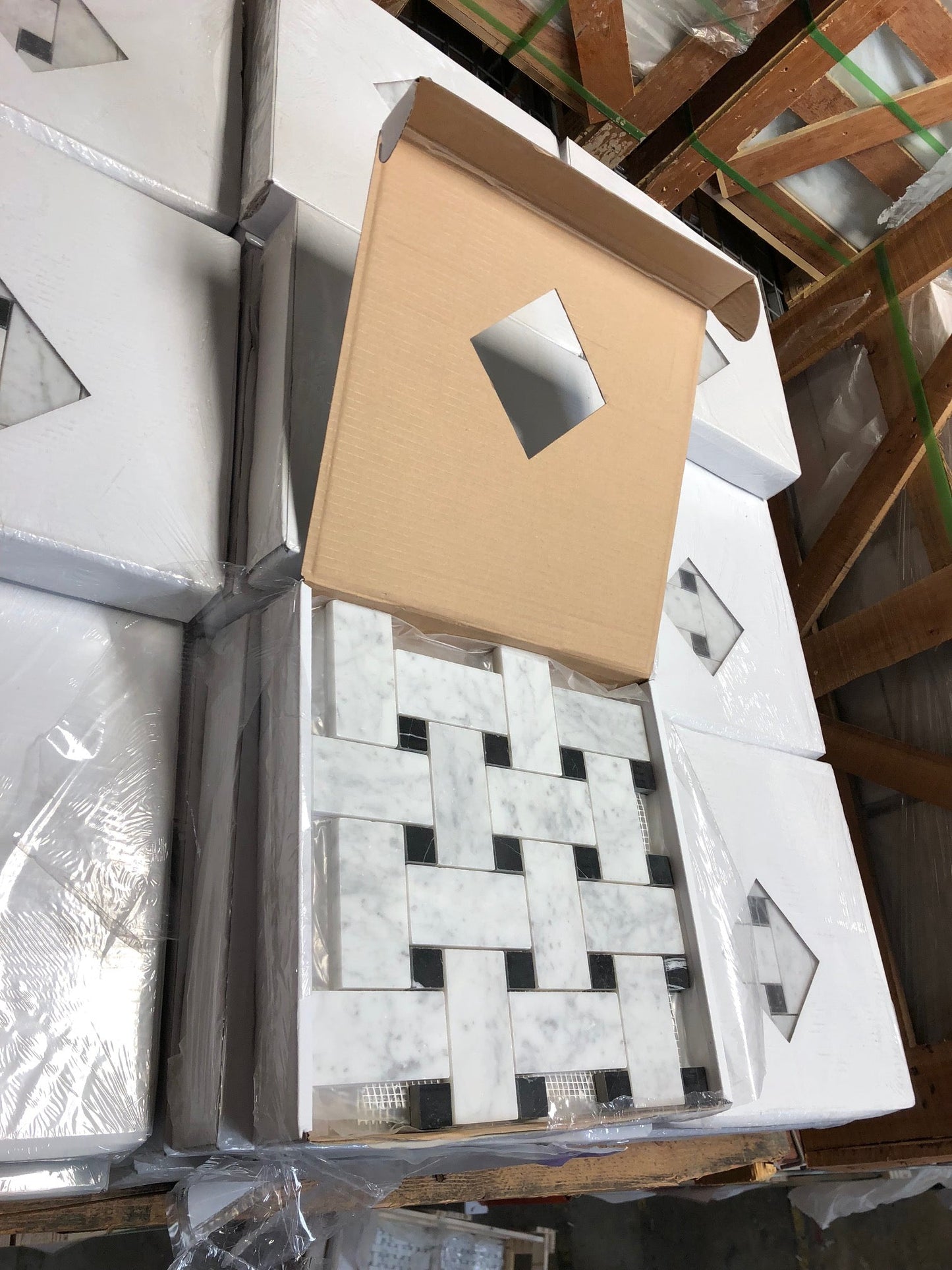 Mosaico de tejido italiano Carrara con puntos negros para salpicadero y pared (grande)