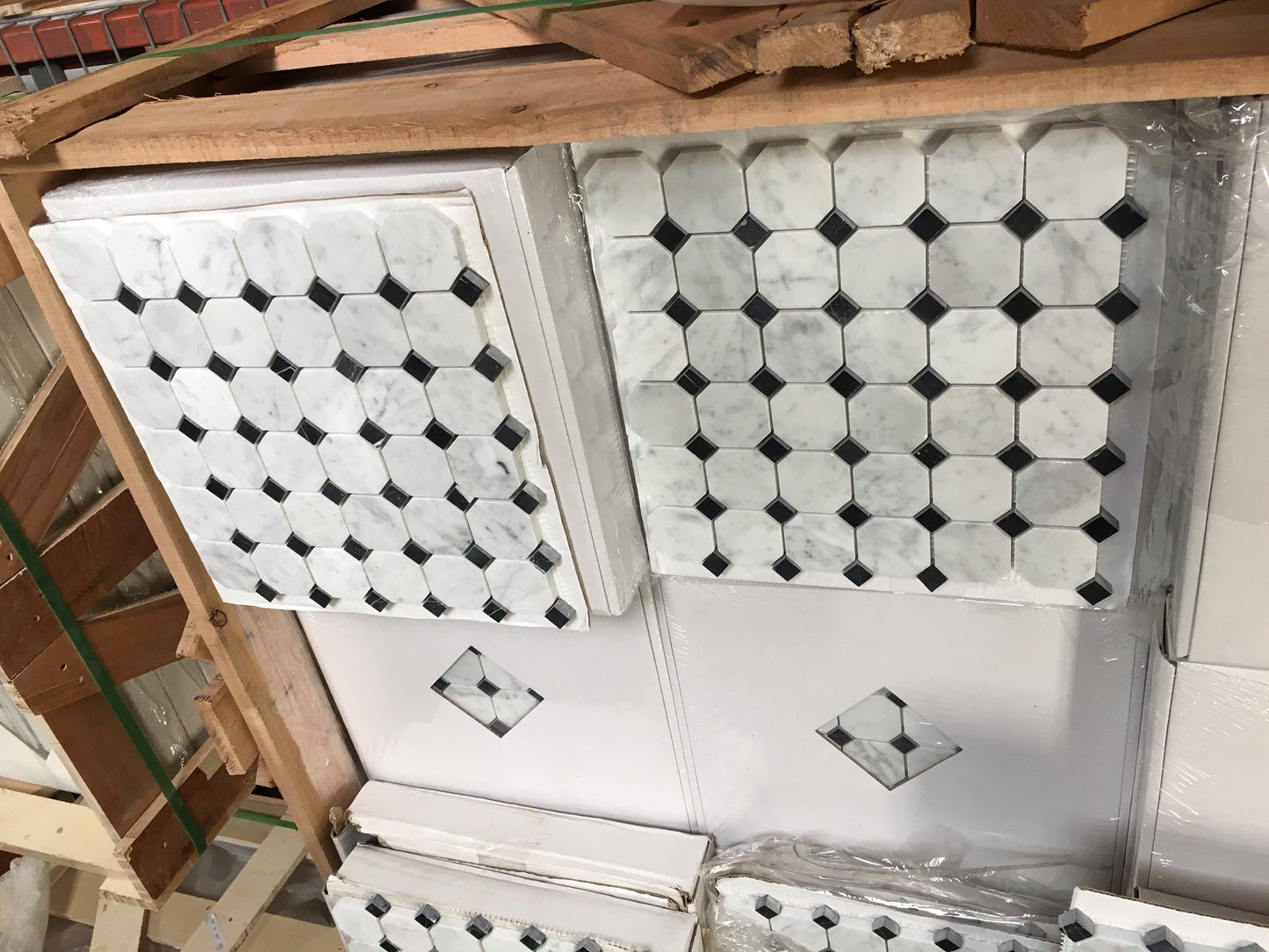 Mosaico octogonal italiano Carrara con puntos negros para salpicadero y pared