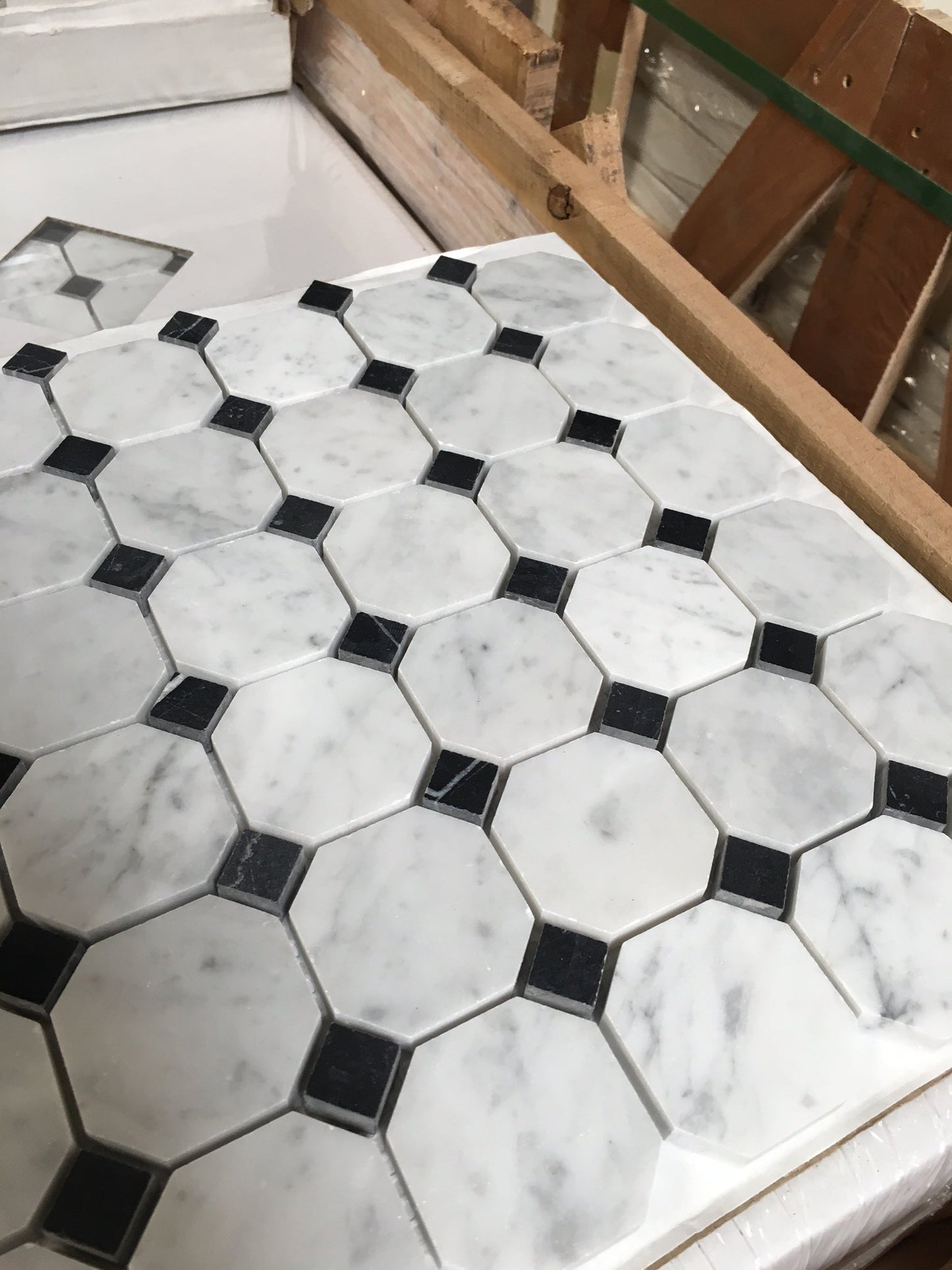 Mosaico octogonal italiano Carrara con puntos negros para salpicadero y pared