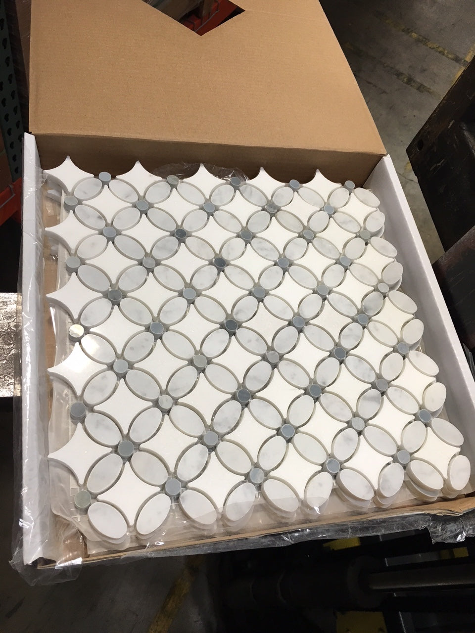 Mosaico para salpicadero y pared con diseño de flor italiana de Carrara con puntos azules y grises