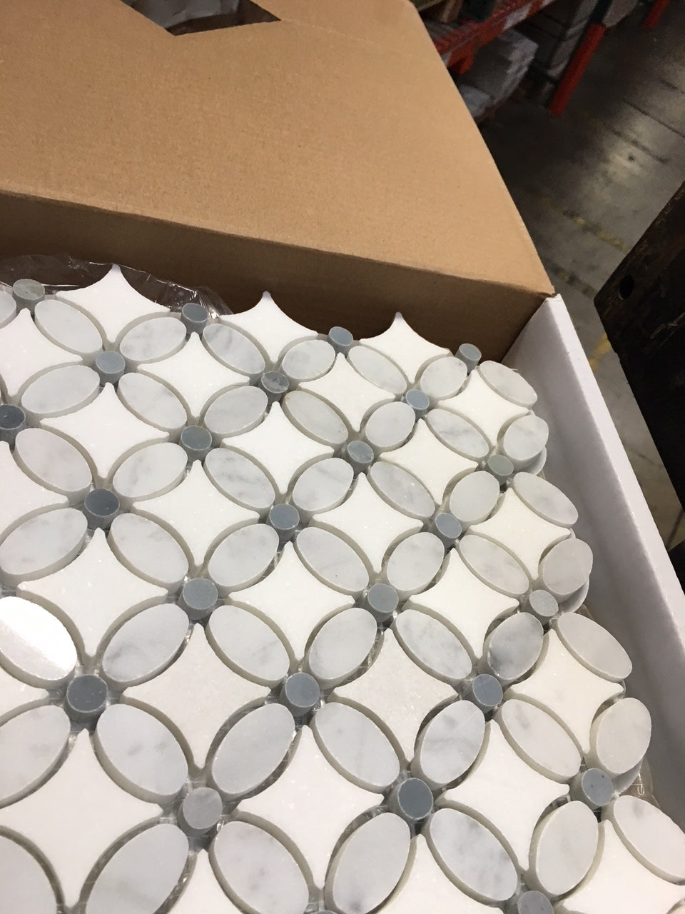 Mosaico para salpicadero y pared con diseño de flor italiana de Carrara con puntos azules y grises