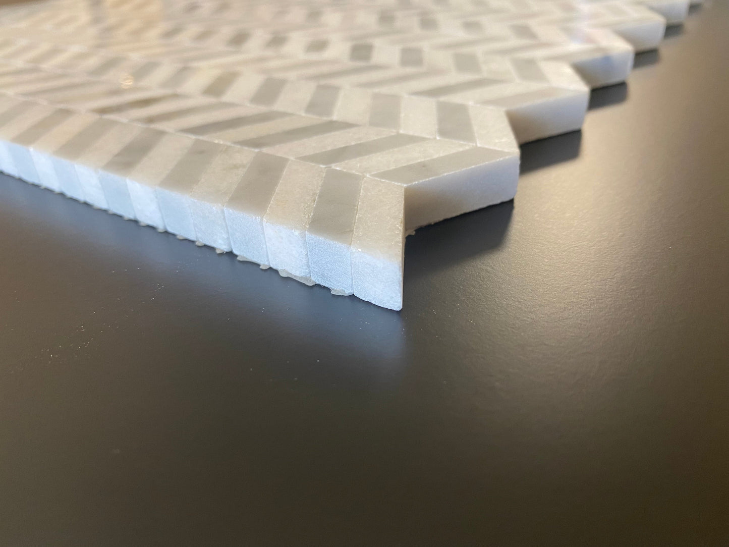 Mini chevrón de Carrara con mosaico azul y gris