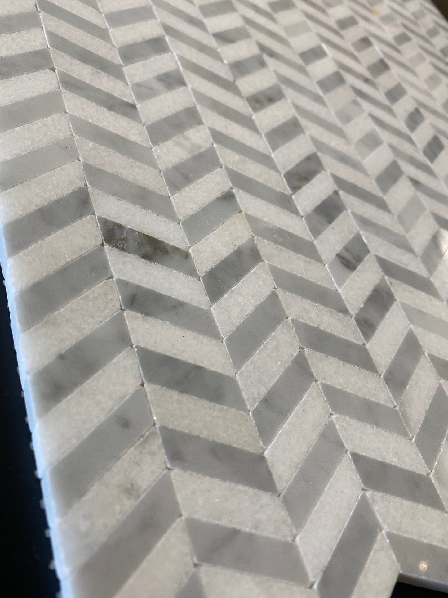 Mini chevrón de Carrara con mosaico azul y gris